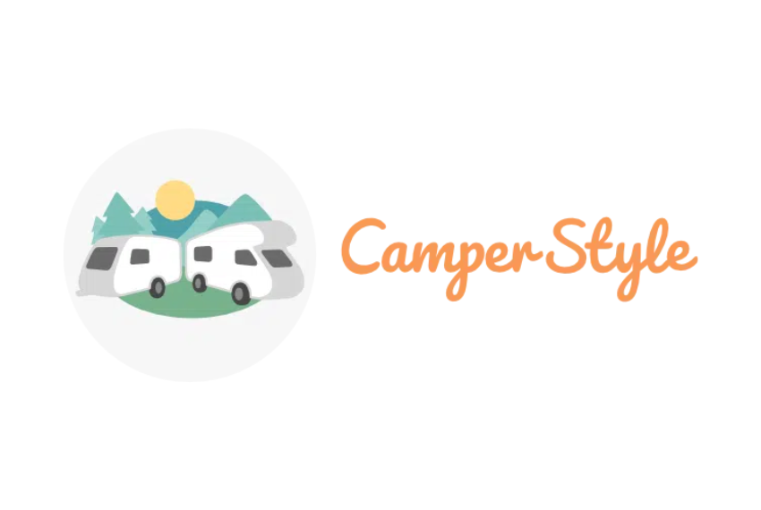 Logo von Camper Style: Zwei Wohnwagen vor Bergen und Sonne in einem Kreis, daneben der Schriftzug "Camper Style" in Orange.