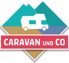 Logo von "Caravan und Co" mit weißem Wohnmobil vor Bergkulisse in Grün und Beige auf rotem Schriftband.