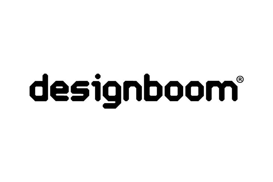 Schwarzes Logo „designboom“ mit ungewöhnlicher Schriftart, rechts oben ein kleines ®-Symbol. Minimalistisch, klar und fokussiert auf den Markennamen.